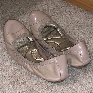 Nude flexible flats
